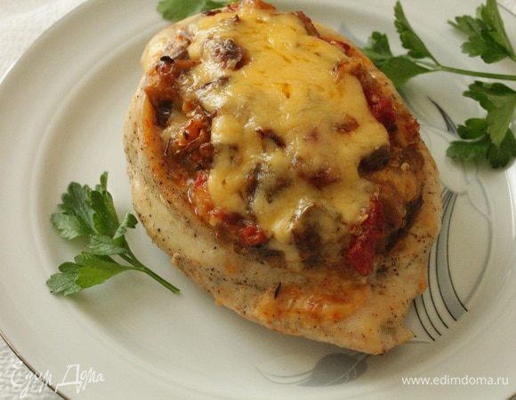 За пять минут до окончания запекания посыпать верх натертым сыром. Готовое блюдо подавать с зеленью и любимым вашим соусом. Приятного вам аппетита!