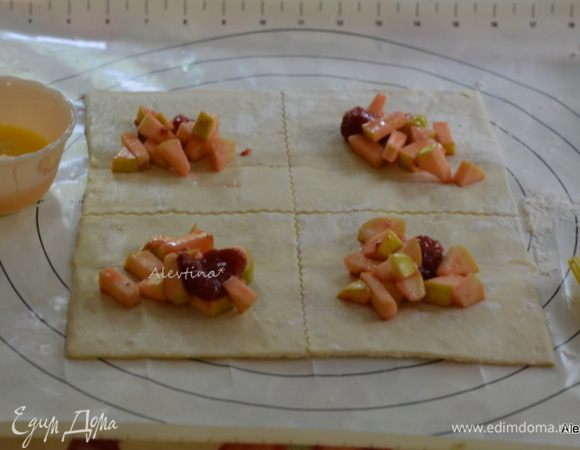 Выложить начинку поверх каждого квадрата. Оставить края свободными.