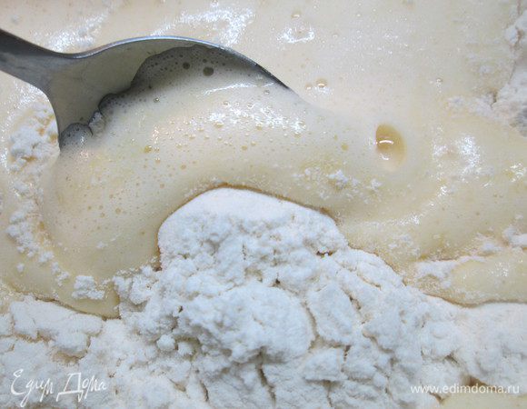 Пока маринуются сливы займемся тестом. 
Взбиваем яйца в плотную пену, постепенно добавляя сахар. Соединяем с мукой, предварительно просеянной вместе с разрыхлителем.