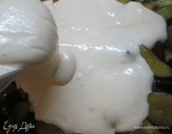 Взбиваем сметану для пышности и аккуратно, движениями внизу вверх, соединяем ее с тестом. Выкладываем сливы на смазанную маслом и посыпанную сухарям форму, а сверху на сливы выливаем тесто. 