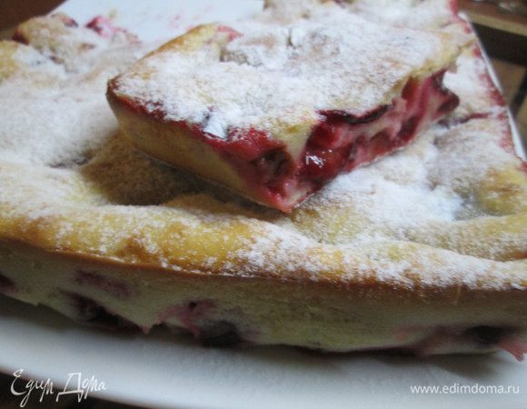 Полностью остудить шарлотку и перевернуть на блюдо.