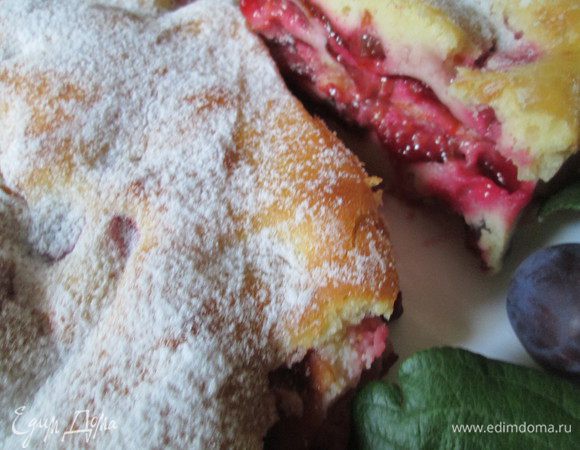 Посыпать шарлотку сахарной пудрой и можно наслаждаться ее вкусом и ароматом с чашечкой чая.