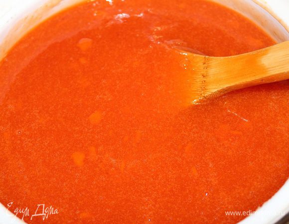 Морошку пюрировать при помощи блендера и протереть через сито.