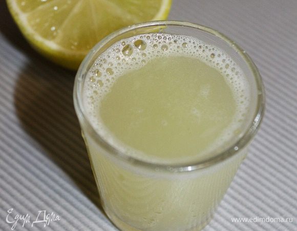 С лаймов снять цедру и отжать сок.