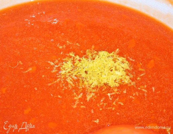 В морошковое пюре добавляем 2 кг сахара, воду и цедру лайма, доводим до кипения и варим на среднем огне постоянно, помешивая 15 минут.