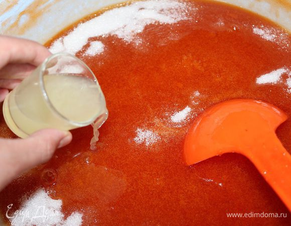 Затем добавляем оставшийся сахар, сок лайма и варим еще 10 минут.