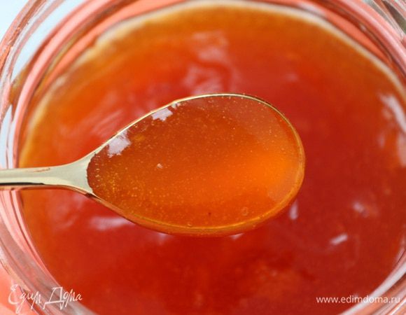 Разливаем по стерилизованным банкам горячим и закрываем крышками. Джем получается очень ароматный. Он отлично подойдет как дополнение к чаю, так и в качестве начинки для пирогов, пряников и булочек.