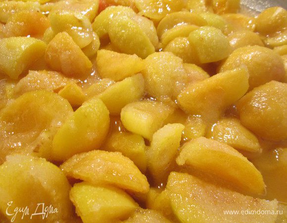 Хорошо промытые ягоды или фрукты нарезать ломтиками, выложить в чашку и пересыпать 1/2 частью сахара от веса фруктов. Оставить на 20 минут до появления сока. Затем добавляем остальной сахар, перекладываем в горшок и заливаем ромом, чтобы фрукты были закрыты на 1-2 см.