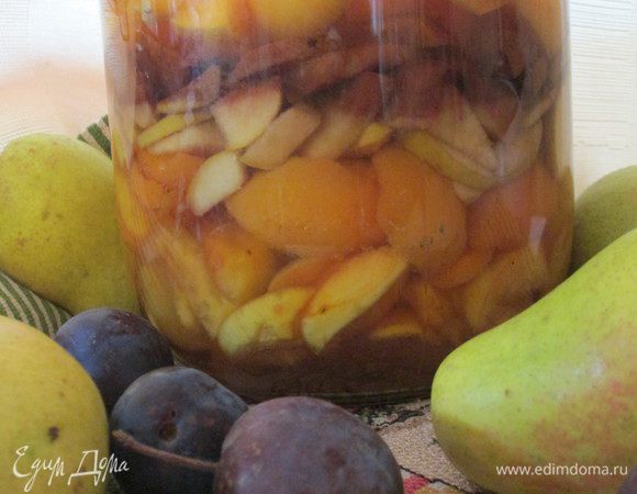 Убираем горшок в темное место до следующей закладки фруктов и по мере появления нового урожая, добавляем фрукты в наш заветный горшочек. Появляются разноцветные слои. Особенно красиво выглядят сливы темных сортов, которые слегка окрашивают соседние слои.