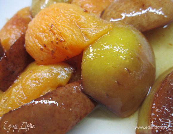 Перед рождеством фрукты будут уже хорошо пропитаны ромом и можно снимать пробу.