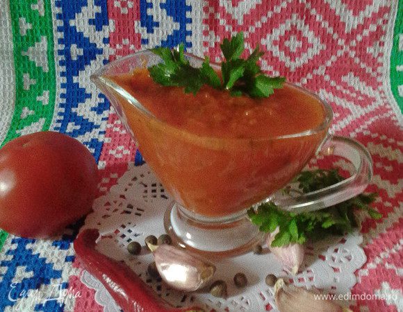 Накрыть крышкой и кипятить 2 часа, добавив растительное масло, соль, сахар (я добавила соли и сахару чуть больше, ориентируясь на свой вкус, а вы ориентируйтесь на свой). За 10 минут до окончания варки добавить рубленую зелень (у меня петрушка), кориандр, хмели-сунели, чеснок, пропущенный через пресс.