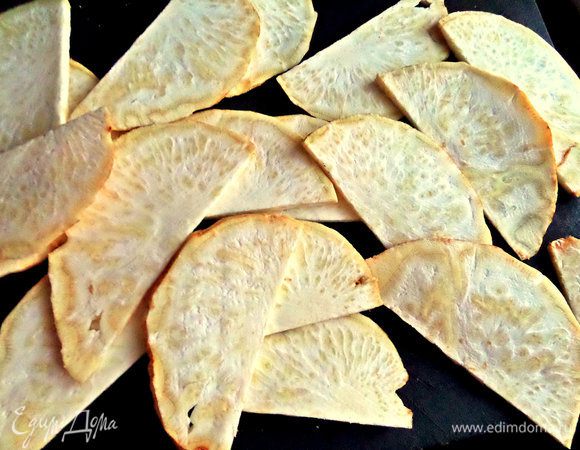 Корень тщательно помыть щёточкой, очистить, нарезать вначале пополам и потом тонкими ломтиками. Чем тоньше, тем вкуснее!