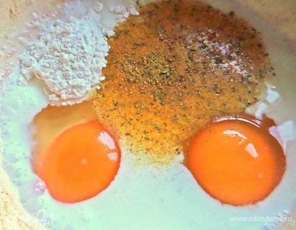 Делаем кляр как для настоящих отбивных: взбиваем венчиком сметану с водой и яйцами, вводим муку (или крахмал) с приправами и солим по вкусу.