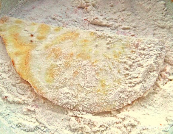 Насыпаем немного муки в широкую миску и обваляем ломтик в муке с обеих сторон.