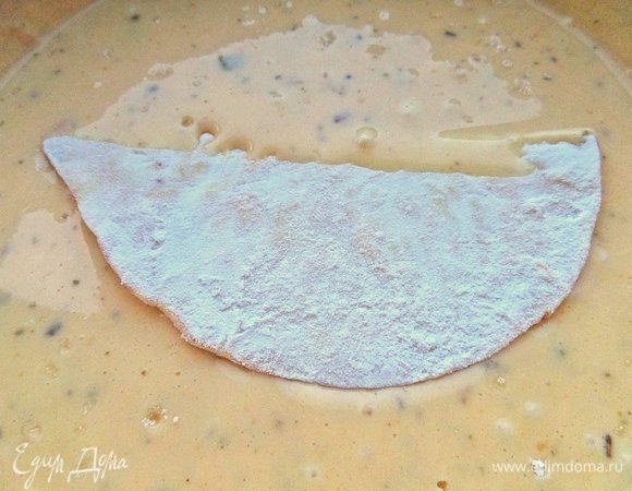 Затем мучной ломтик плавно переезжает в кляр. Тут придётся окунуть пальчики и "потопить" ломтик полностью в кляре.