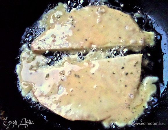 Схватить за уголок кляристый сельдерей и перенести на разогретую с маслом сковороду. У меня маленького диаметра, так удобнее разместить парочку и следить за ними! Поправляем лопаткой съехавший кляр.