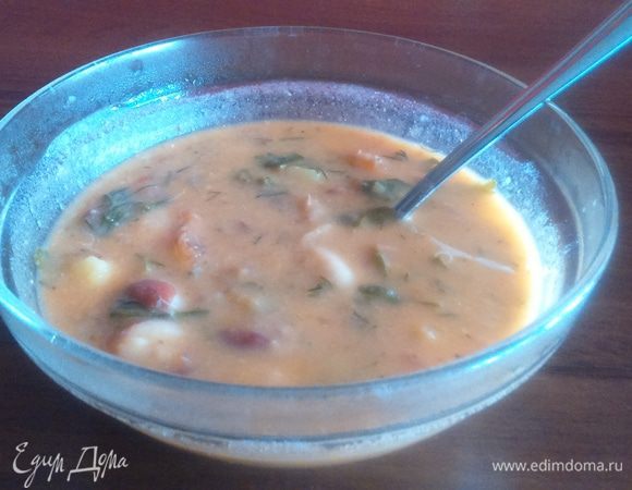 Вскипятить воду, посолить, добавить картофель и отваренную отдельно фасоль. Проварить до почти полной готовности картофеля.
Всыпать смесь со сковороды (шаг 2), проварить пару минут.
Половину супа размельчить блендером (либо в кастрюле с супом на глаз, либо переложив половину супа в другую емкость)
Добавить сметану, довести до кипения.

Приятного аппетита!