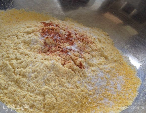 Просеять в миску кукурузную (у меня молотая кукурузная каша) и пшеничную муку, добавить молотую паприку и соль, размешать. 