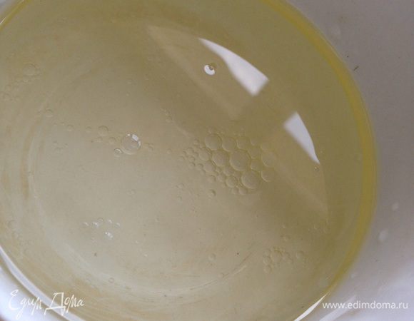 Теплую воду смешать с маслом.