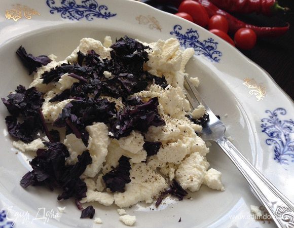 Листья базилика помыть и мелко нарезать. В миске соединить творог, базилик, черный молотый перец и соль. Перемешать!