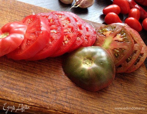 Помидоры нарезать кольцами, а если помидоры черри-пополам.