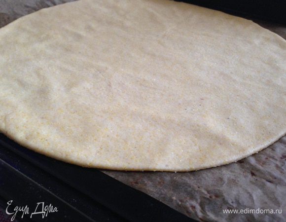 Вынуть тесто их холодильника и тонко раскатать в круг на рабочей поверхности присыпанной мукой. Потом аккуратно перенести на противень, застеленный бумагой для выпечки. Не ровные края можно обрезать!