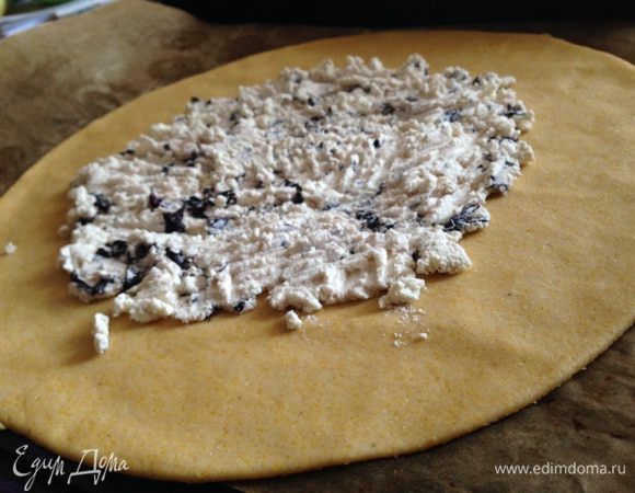 По центру галеты равномерно распределить творог, отступив от края 4-5 см.