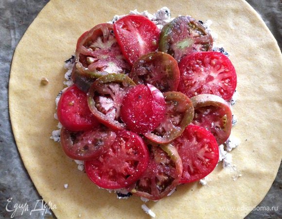 На творог уложить помидоры внахлест. Присыпать их солью, сахаром и молотым черным перцем.