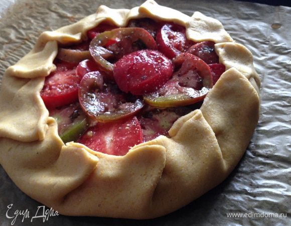 Края теста завернуть к центру, сформировав галету. Выпекать галету 25-30 минут при температуре 180 градусов.