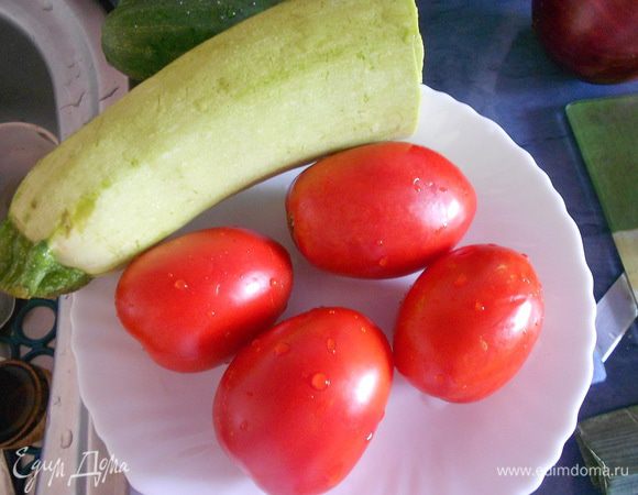 Овощи, кабачок и помидоры помыть.



