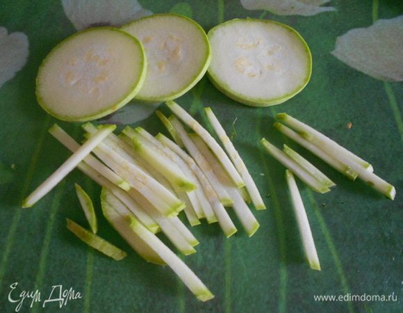 Кабачок нарезать кружками, затем нашинковать полосками шириной 3 миллиметра.
