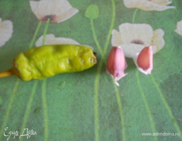 Горький перец ¼ часть и целых два зубца чеснока мелко нарезать (чеснок необходимо нарезать!). Добавить на сковороду к овощам.