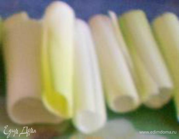 Из круглых частей лука-порея, отрезанных по 6 сантиметров, сделать трубочки для фаршировки. Необходимо трубочки варить две минуты в кипящей воде и процедить через сито.

