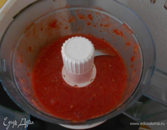 Со свежих помидоров с помощью комбайна приготовить томатный сок.



