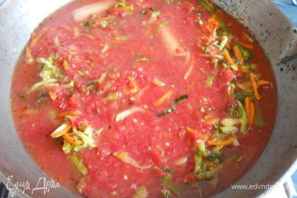 В томатный сок солить, положить мелко нарезанную петрушку. Налить к луку-порею с овощами. Поставить в духовку и выпекать 30 минут при температуре 190 градусов. В пароварке готовим на пару 30 минут, в зависимости от размера порея. В мультиварке устанавливаем режим запекания 30 минут.