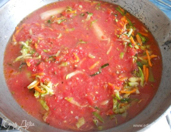 В томатный сок солить, положить мелко нарезанную петрушку. Налить к луку-порею с овощами. 
Поставить в духовку и выпекать 30 минут при температуре 190 градусов.
В пароварке готовим на пару 30 минут, в зависимости от размера порея.
В мультиварке устанавливаем режим запекания 30 минут.