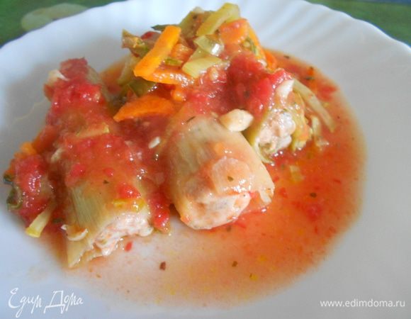 Готовое блюдо. Фаршированная зеленая, круглая часть лука-порея получилась вкусной, мне понравилась.
Приятного аппетита!
