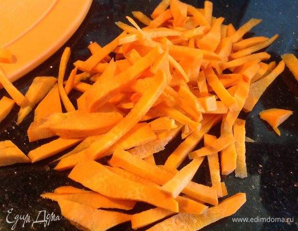 Морковь нарежьте соломкой.