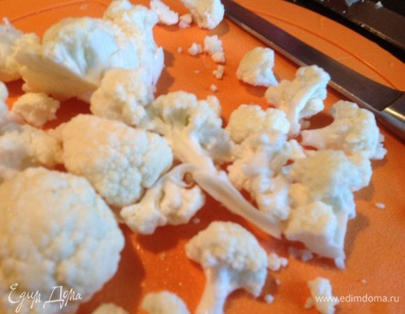 Цветную капусту разберите на соцветия, добавьте в кастрюлю, посолите, приправьте куркумой и перцем, обжаривайте 2 минуты.