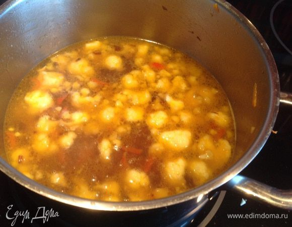 Добавьте 2 л горячей воды (кипяток).