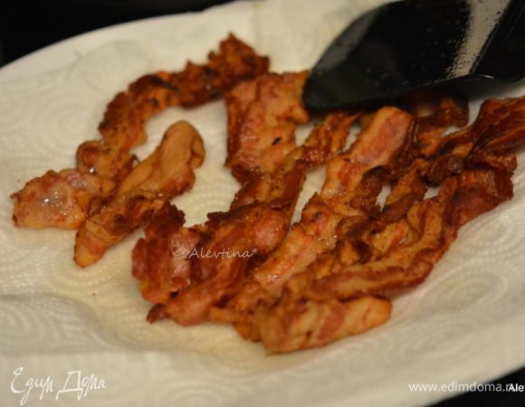 Отварить красный картофель до готовности в кипящей соленой воде. Затем очистить и порезать крупно кубиками.
На горячей сковороде обжарить бекон до хруста.  Сохранить 2 ст. л. жира от него. Выложить бекон готовый на тарелку с  салфеткой, которая впитает себя лишний жир. Затем поломать.