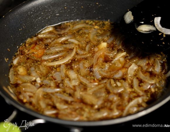 Обжарить на жире бекона тонко порезанные луковицы до мягкого состояния.