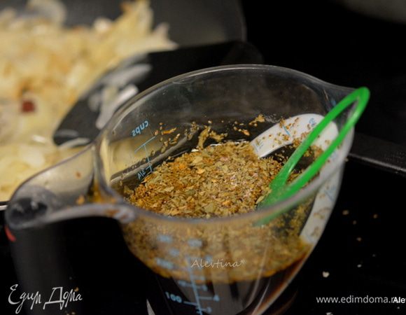 Смешать в емкости сахар коричневый, вода 1/2 стакана, уксус белый, рассол огуречный, сухую петрушку, соль и семена сельдерея (специя).