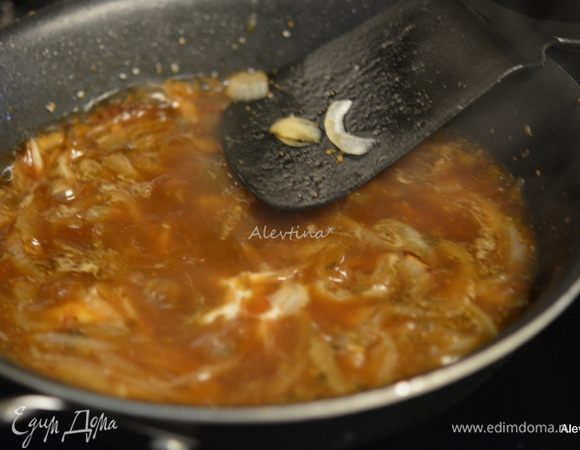 Вылить это на жареный лук и готовить помешивая примерно 10 минут.
Смешать муку с остатками воды. Добавить в смесь и помешивая готовить еще 2 минуты.