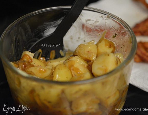 Вылить смесь поверх очищенного и порезанного картофеля.