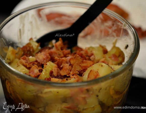 Выложить сверху бекон крошку. Перемешать и тут же подавать к столу теплым. Приятного аппетита.