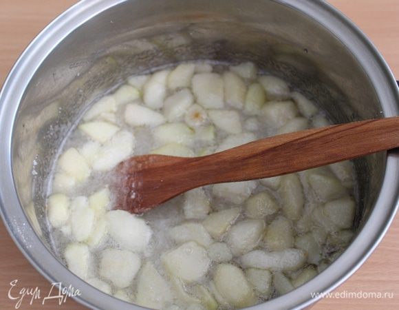 В большую кастрюлю насыпаем сахар, добавляем немного воды. Грушу очищаем, режем на кусочки, кладем в сахар, пусть немного постоит. 
Затем ставим на средний огонь и, помешивая, ждем когда сахар превратиться в сироп.
Поварим все это на медленном огне мин 15.