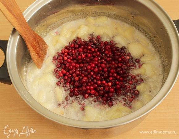 Затем добавляем бруснику. Варим варенье на небольшом огне, периодически слегка помешивая.