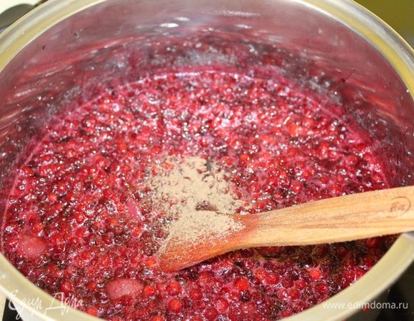 Добавляем корицу. Спустя 45 минут с момента закипания ягод в сиропе, капаем  на блюдечко и, если капелька варенья не растекается, то варенье готово.