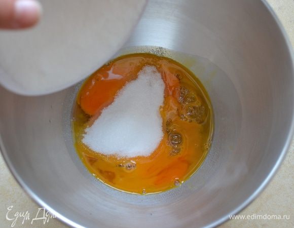 Для приготовления теста используем блендер (и моем потом, соответственно, тоже только его!). Хотя можно и вручную, венчиком! Итак, в чашу блендера разбить яйца, добавить щепотку соли и сахар. Включить блендер и взбить все в течение 1 минуты.